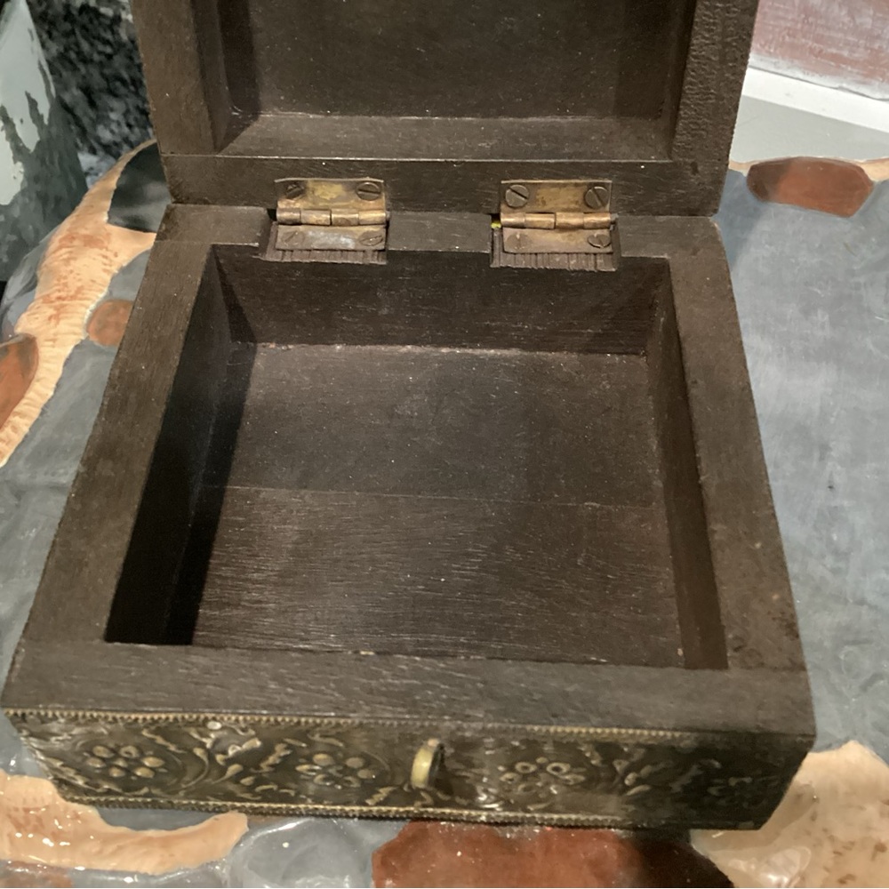 🟤 Vintage - Beautifully crafted solid wood, brass/metals Jewelry / Keepsake Box - Picture 8 of 12